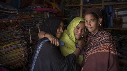 Grupo de mujeres en una tienda textil en Gao, Mali.