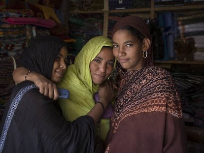 Grupo de mujeres en una tienda textil en Gao, Mali.