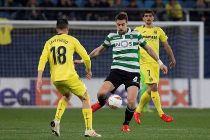 Javi Fuego disputa el balón a Coates.