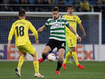 Javi Fuego disputa el balón a Coates.