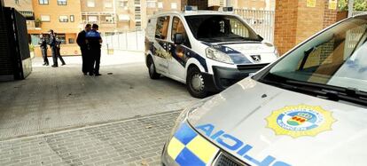 Coches de polic&iacute;a estacionados en la entrada del domicilio de la enfermera.