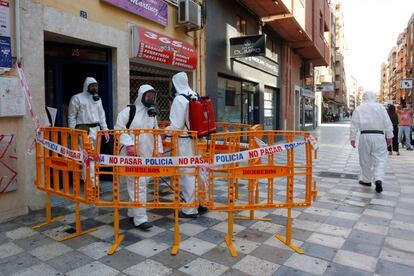 Un equipo de la empresa pública de gestión ambiental Geacam está trabajando desde primera hora de este lunes en la desinfección de un edificio de Albacete, ubicado en la calle Baños 25, cuyos vecinos han sido confinados tras la aparición de un brote de covid-19, que afecta a nueve personas de dos familias distintas.