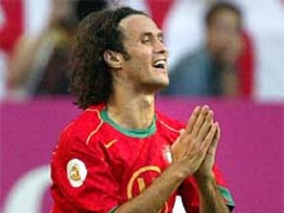 Ricardo Carvalho gesticula arrodillado durante el partido Portugal-España.