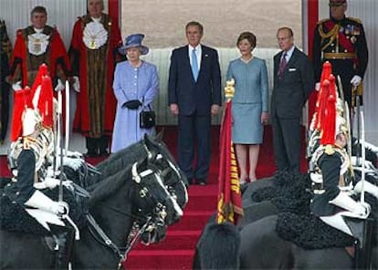 La reina de Inglaterra ha recibido con todos los honores a Bush en el palacio de Buckingham.