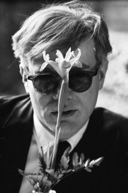 'Andy Warhol (con flor)'. Hopper retrató así al artista en Los Ángeles en 1963.