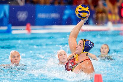 Paula Leiton, en acción durante la semifinal de los Juegos Olímpicos ante los Países Bajos con la selección española de waterpolo.