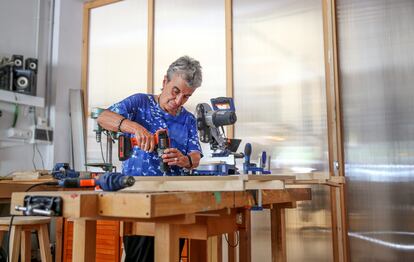 Anna Freixas manos a la obra.