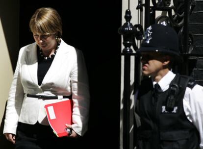 La ministra del Interior, Jacqui Smith, sale del 10 de Downing Street.