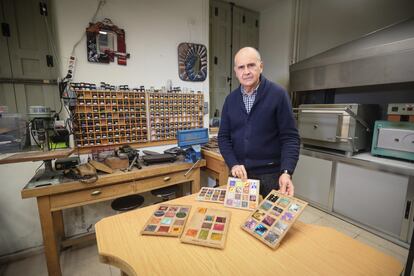 Antonio Valle, director de la Escuela de Arte 3 en el taller de esmaltes.