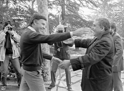 El escritor colombiano Gabriel García Márquez, premio Nobel de Literatura 1982, saluda al presidente del Gobierno, Felipe González, a su llegada La Moncloa el 26 de diciembre de aquel año. García Márquez se encontraba en España con su esposa y uno de sus hijos, invitado por González, antes de acudir a Estocolmo para recibir el galardón de la Academia sueca.