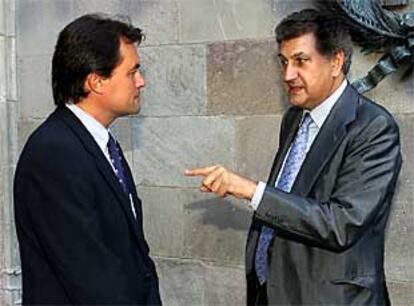 El <i>conseller en cap, </i>Artur Mas (izquierda), ayer junto al ministro de Administraciones Públicas, Jesús Posada.