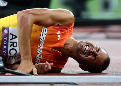 Dani Arce, en el suelo, tras su caída en las semifinales de 3.000m obstáculos
