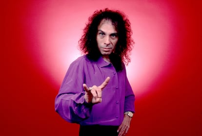 Ronnie James Dio posa, en 1988, con su característico gesto de la mano cornuda.