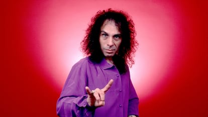 Ronnie James Dio posa, en 1988, con su característico gesto de la mano cornuda.
