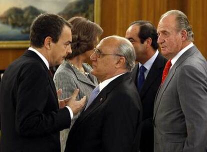 Zapatero charla con el presidente del CGPJ, Francisco Hernando, en su jura como presidente.