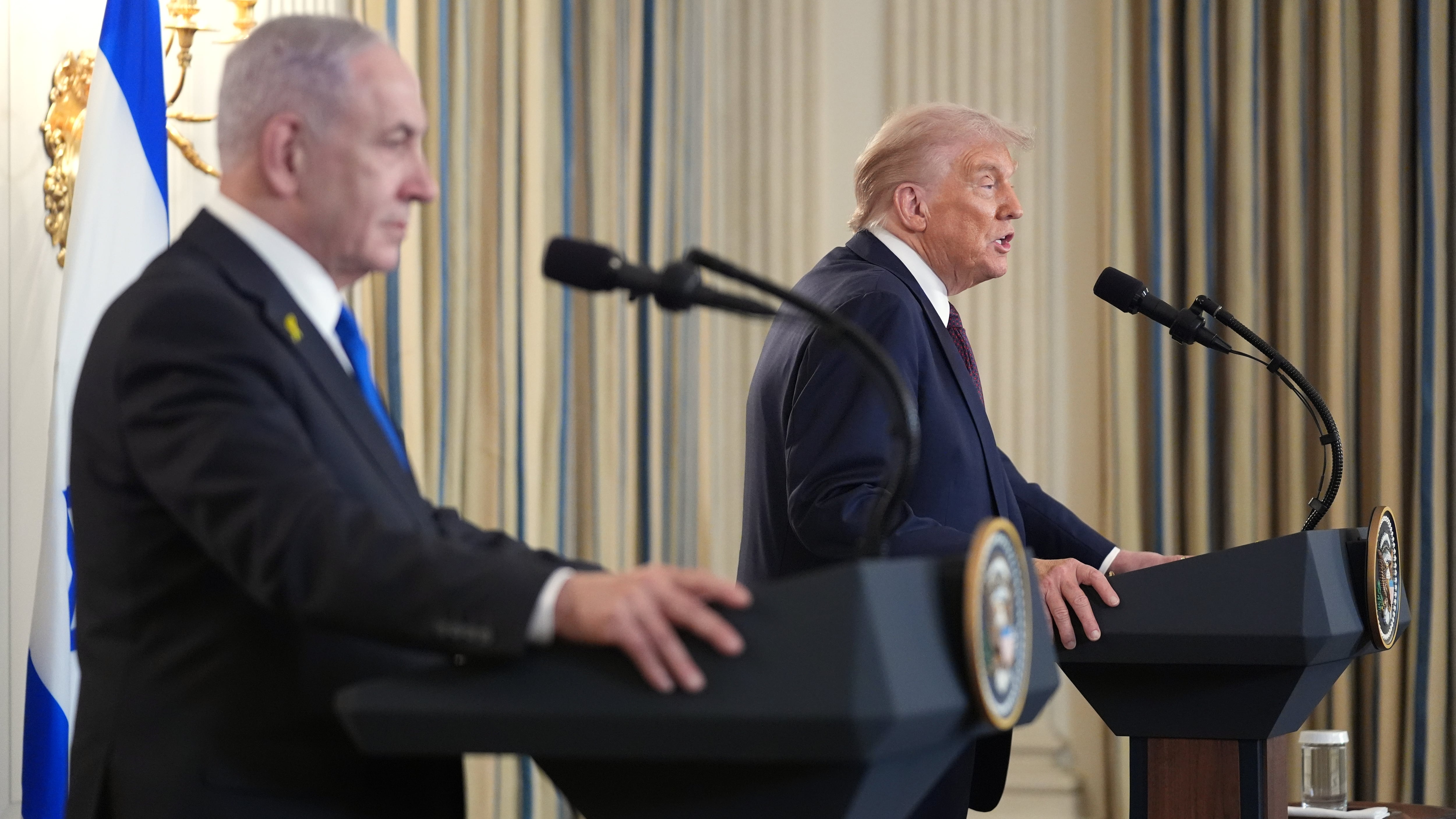 Trump, a la derecha, habla en la rueda de prensa con Netanyahu en la Casa Blanca, este lunes. 