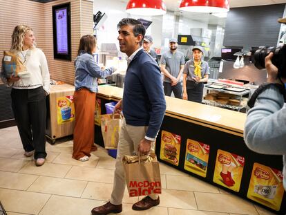 Rishi Sunak compra comida en McDonalds para su equipo de campaña, este martes en Beaconsfield.