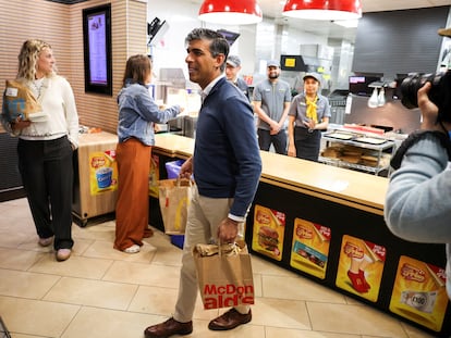 Rishi Sunak compra comida en McDonalds para su equipo de campaña, este martes en Beaconsfield.