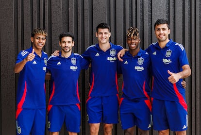 Los jugadores Lamine Yamal, Jesús Navas, Álvaro Morata, Nico Williams y Rodri posan desde la concentración de la selección española.