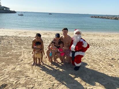 Cristiano Ronald ha preferido felicitar la Navidad desde la playa, junto a Georgina Rodriguez y sus hijos, y un Papá Noel.