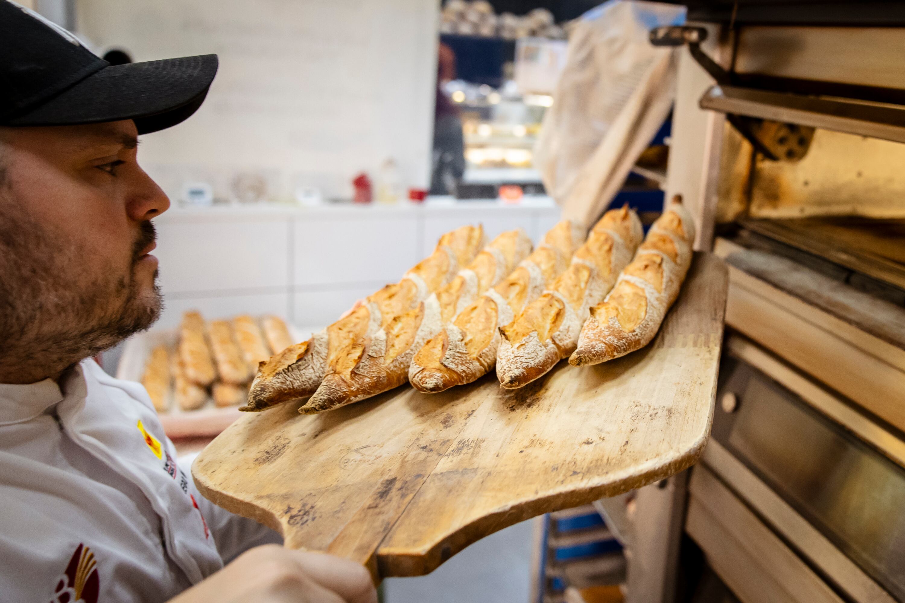 Marín, durante la elaboración de 'baguettes'. 