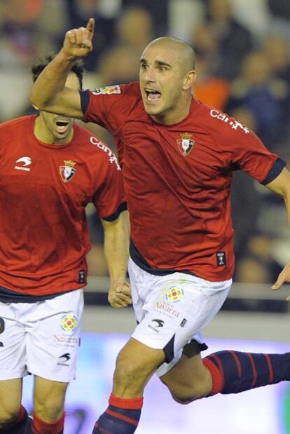 Carlos Aranda celebra su gol.