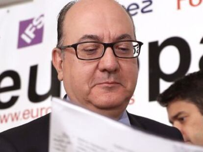 El presidente de la Asociaci&oacute;n Espa&ntilde;ola de Banca (AEB), Jos&eacute; Mar&iacute;a Rold&aacute;n, durante su intervenci&oacute;n en un desayuno informativo ,celebrado hoy en un hotel de Madrid.