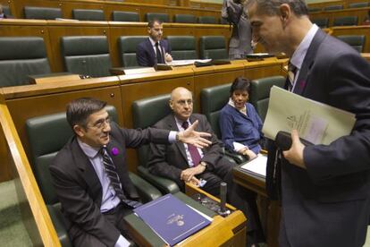 El 'lehendakari' junto al consejero vasco de Interior, Rodolfo Ares, conversa con el portavoz del PP, Leopoldo Barreda.