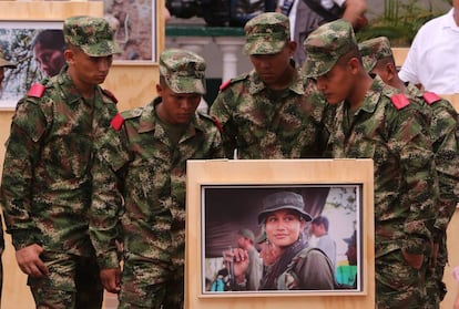 Soldados de Colombia observan la exposición fotográfica "Caquetá: Mujeres, conflicto y territorio" en la que aparece una guerrillera de las FARC.