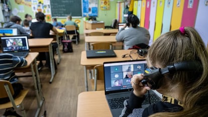 Escolares en un aula híbrida de Limán (Ucrania) en la que se combina la enseñanza presencial con el aprendizaje 'online'.