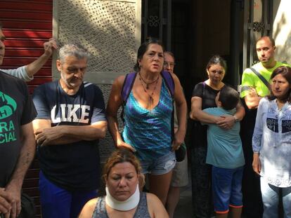 Veïns concentrats a les portes del número 151 del carrer Entença de Barcelona.