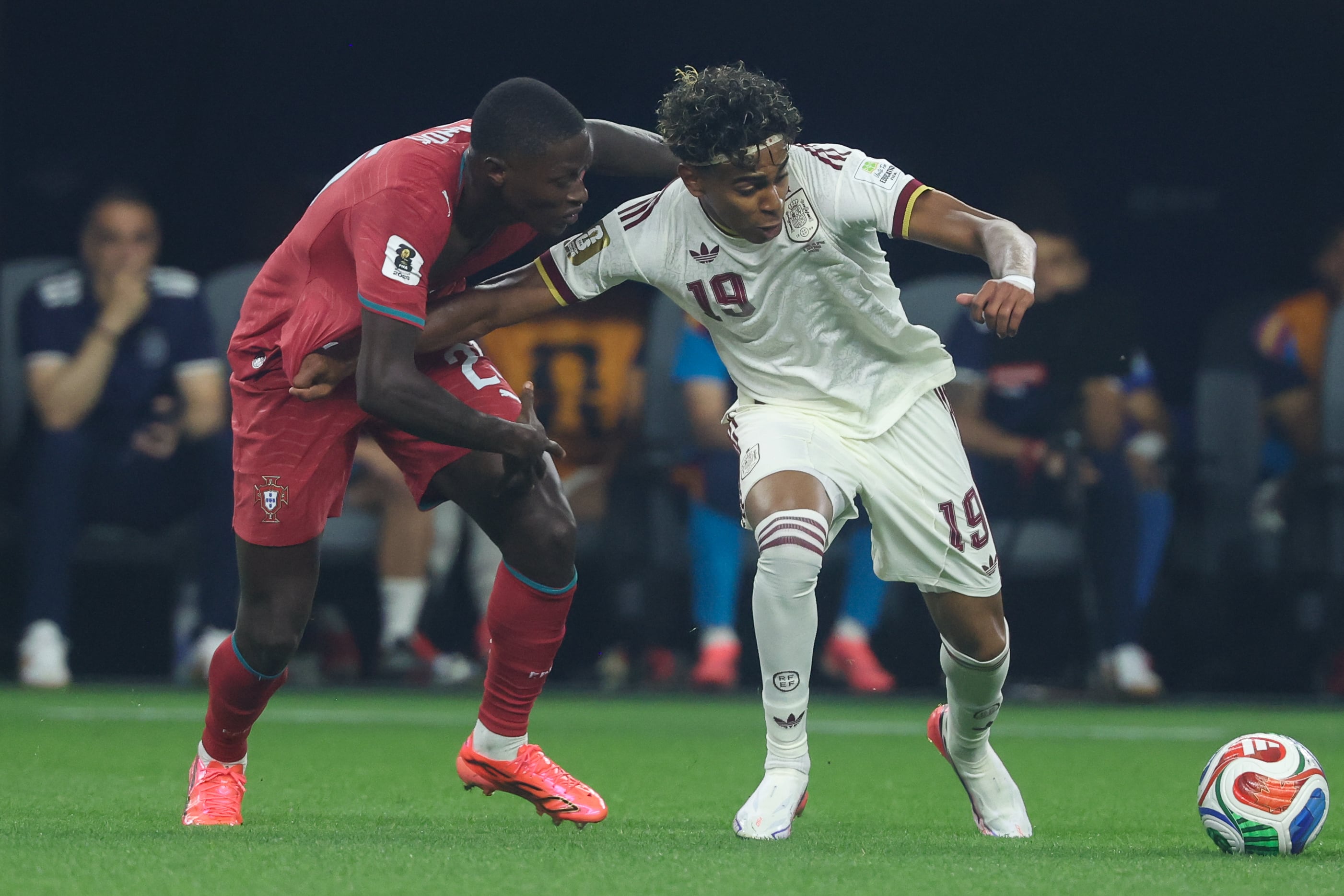Lamine Yamal se lleva el balón ante Nuno Mendes.