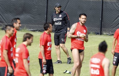 Pizzi dirige un entrenamiento de Chile.