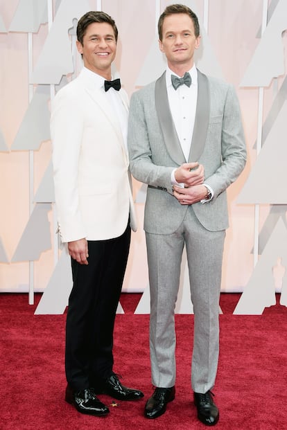 El presentador de la gala, Neil Patrick Harris, con tuxedo gris y pajarita de Brunello Cucinelli, acudió junto a su marido, David Burtka. David apostó por un traje bicolor de Calvin Klein Collection.