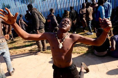 Un migrante muestra su alegría tras saltar la valla de Melilla, este miércoles.