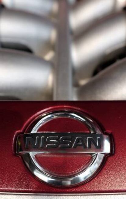 Imagen del logotipo de Nissan, puesto sobre un motor de coche en una exposición en Tokio (Japón). EFE/Archivo