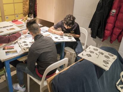 Tres menores en un centro de acogida. 