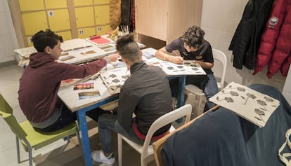 Tres menores en un centro de acogida. 