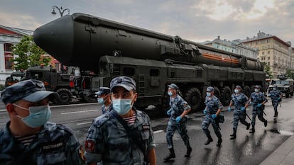 Un misil balístico intercontinental RS-24, vigilado por soldados, el jueves durante unos ensayos militares en la Plaza Roja de Moscú.