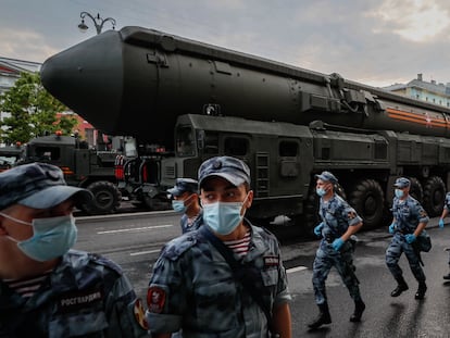 Un misil balístico intercontinental RS-24, vigilado por soldados, el jueves durante unos ensayos militares en la Plaza Roja de Moscú.