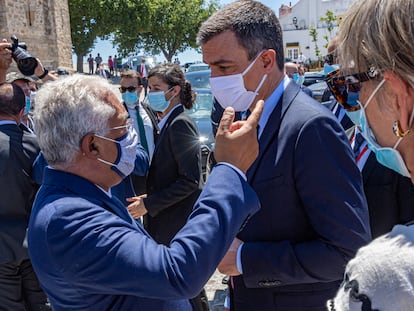 El presidente del Gobierno, Pedro Sánchez (derecha), conversa con el primer ministro de Portugal, António Costa (izquierda), durante su paseo por la Alcazaba de Badajoz (Extremadura) el 1 de julio de 2020.