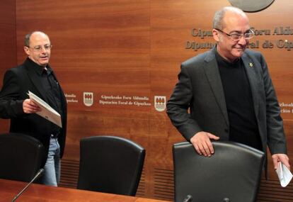 Juan Karlos Izagirre (izquierda) y Martin Garitano comparecen en la sede de la Diputación.