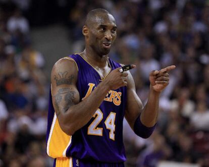 Kobe Bryant celebra un punto