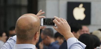 Un cliente hace una foto con su iPhone en la tienda de Apple en el centro de Madrid.