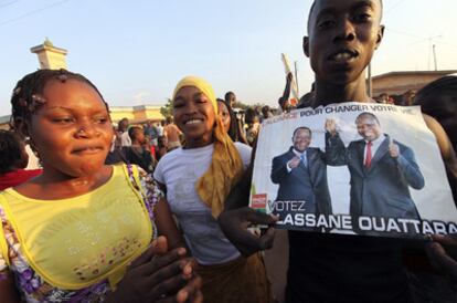 Partidarios de Alassane Ouattara celebran su victoria a pesar de que el Comité electoral no lo haya reconocido