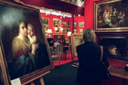 Una visitante observa algunos de los cuadros expuestos en Artemanía, en el Palacio de Congresos.