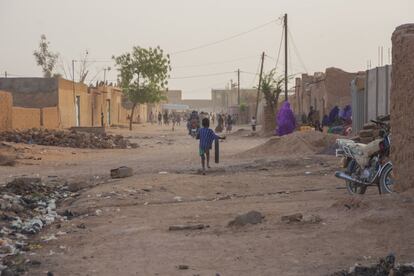 En las últimas décadas, Agadez ha sufrido un gran crecimiento urbano, en buena medida debido a su posición estratégica en relación a las migraciones y los tráficos. La foto muestra uno de los nuevos barrios un sábado cualquiera en plena temporada de calor.