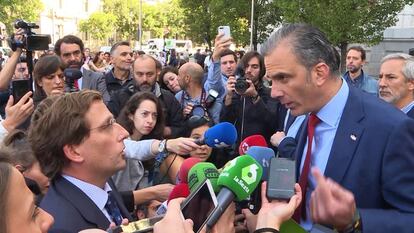 Almeida (izquierda) y Ortega Smith, discutiendo tras el acto de Vox paralelo al minuto de silencio por la última mujer asesinada en Madrid por violencia de género.