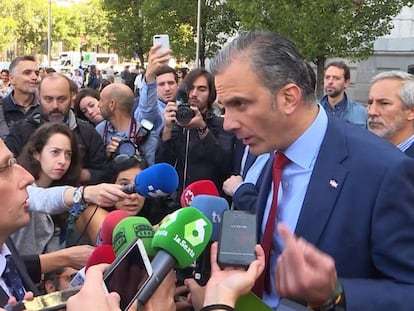 Almeida (izquierda) y Ortega Smith, discutiendo tras el acto de Vox paralelo al minuto de silencio por la última mujer asesinada en Madrid por violencia de género.