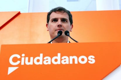 El líder de Ciudadanos, Albert Rivera, durante la rueda de prensa que ofreció este lunes en la sede de Ciudadanos, tras de la reunión del Comité Permanente.